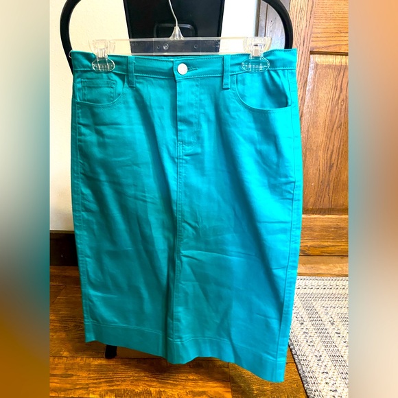 Teal, green skirt in great condition. Girls size XL(16) - Picture 1 of 2